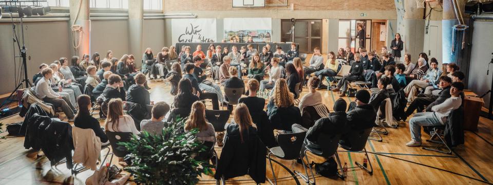 Fishbowl-Diskussion in einer Sportaula mit Holzboden