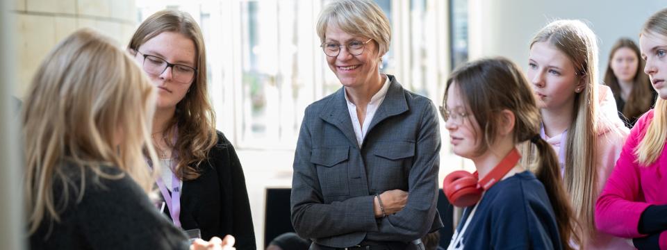 Ministerin Feller im Gespräch mit Jugendlichen