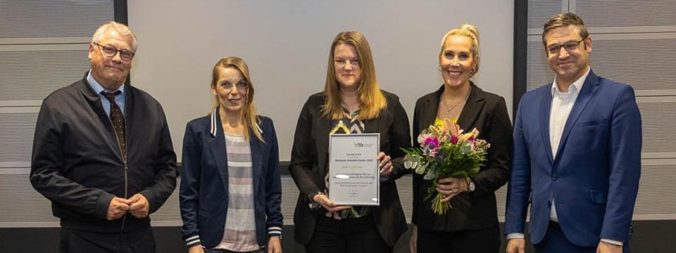 Vertreterinnen und Vertreter des Georg-Kerschensteiner-Berufskollegs nehmen den Hermann-Schmidt-Sonderpreis entgegen