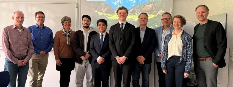Schüler, Lehrkräfte und Schulleiter des Berufskollegs sowie Vertreterinnen und Vertreter der Bezirksregierung Köln und des MSB bei der Präsentationsprüfung „SQL-Datenbank für Dungeons & Dragons (D&D)"