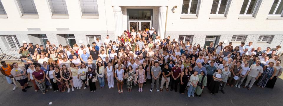 Vogelperspektive auf eine Große Gruppe Lehramtsstipendiatinnen und -stipendiaten.