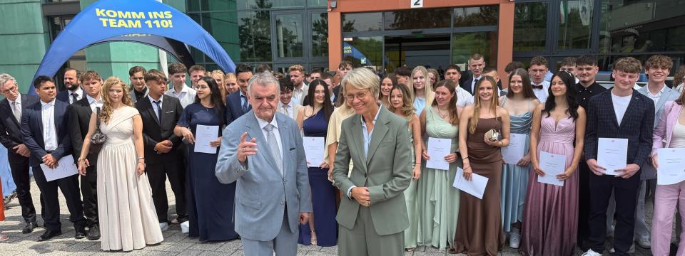 Gruppenbild: Ministerin Feller und Minister Reuel mit Absolventinnen und Absolventen der FOS Polizei.