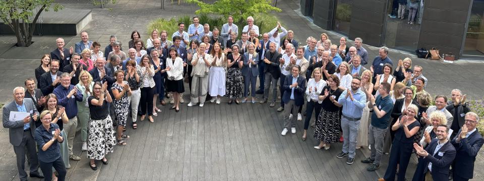 Gruppenbild aus Vogelperspektive der Teilnehmerinnen und Teilnehmer an der RBZB-Veranstaltung am 1. Juli 2026 im MSB NRW