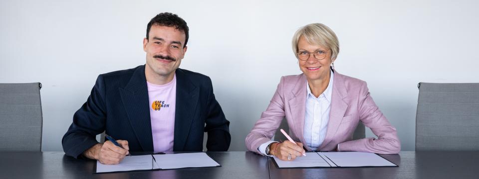Ministerin Feller und Ludwig Thiede bei der Unterzeichnung des Memorandum of Understanding