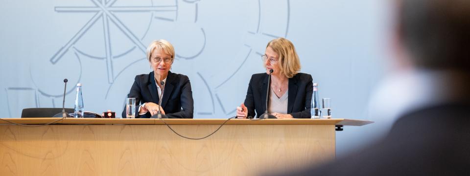 Ministerin Feller spricht bei der Schuljahresauftaktpressekonferenz.