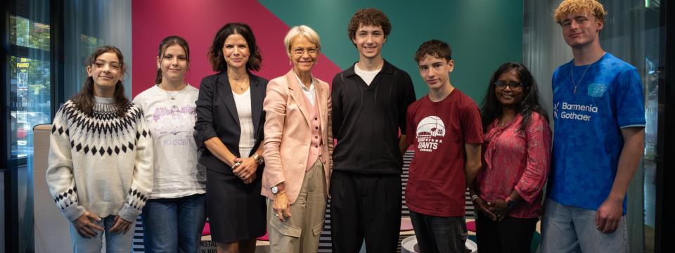 Gruppenbild mit Ministerin Feller im Rahmen der Medienscouts Convention