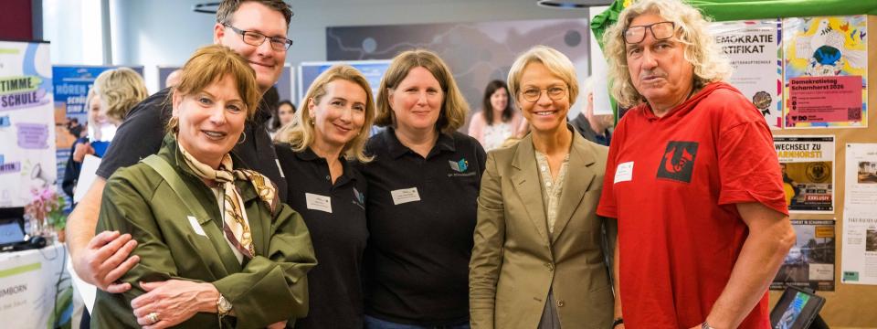 Hauptschultag 2026: Gruppenbild von Ministerin Feller mit Teilnehmerinnen und Teilnehmern.