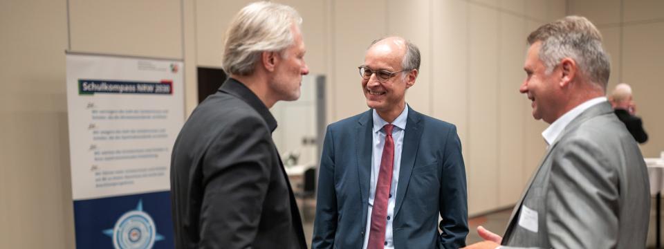 Staatssekretär Dr. Urban Mauer im Gespräch während des Stiftungstages 2026