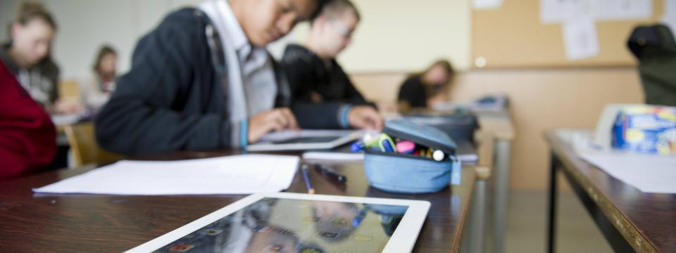 Schüler verwenden iPads im Unterricht
