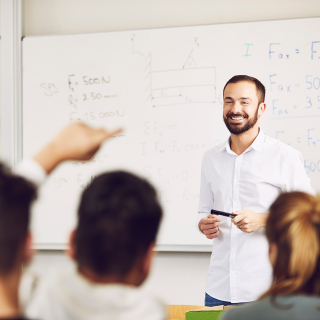 Lehrer steht vor einer Schulklasse der Sek II im Mathematik-Unterricht