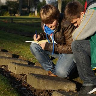 Schüler entziffern Grabinschrift