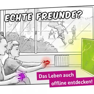 Jugendliche spielen Playstation, während man draußen andere Jugendliche Fußball spielen sieht.