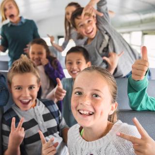 Fröhliche Kinder im Bus