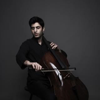 Der Musiker Kian Soltani spielt auf seinem Cello