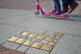 Stolpersteine auf dem Bürgersteig