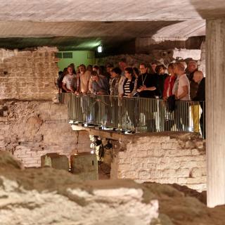 Eine Gruppe Menschen entdeckt das unterirdische Köln.