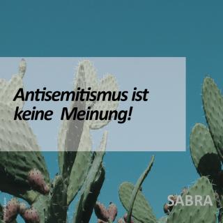 Kaktuspflanzen und Schriftzug "Antisemitismus ist keine Meinung"