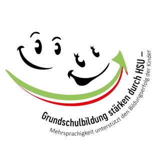 Wort-Bild-Marke: Schriftzug "Grundschulbildung stärken durch HSU - Mehrsprachigkeit unterstützt den Bildungserfolg der Kinder. Daneben grafische Darstellung zweier lachender Gesichter, die von einem aufstrebenden Pfeil in NRW-Landesfarben eingerahmt werden.