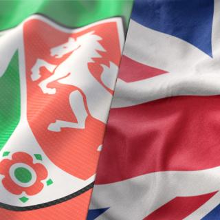 Auf dem Bild sind die Flaggen des Bundeslandes Nordrhein-Westfalen und des Vereinigten Königreichs von Großbritannien zu sehen