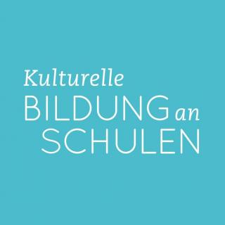 Schriftzug "Kulturelle Bildung an Schulen" in weißer Schrift auf türkisfarbenem Hintergrund