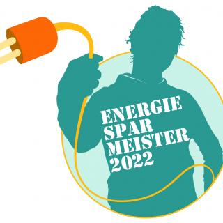 Ein Jugendlicher im Hoodie mit der Aufschrift "Energiesparmeister 2022" hält ein Kabel mit Stecker.