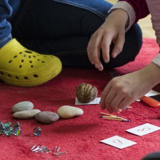 Kinder beim spielerischen Rechnen