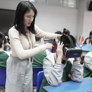 Chinesische Schülerinnen und Schüler tauschen sich digital mit VR-Brillen mit Gleichaltrigen in Deutschland aus.