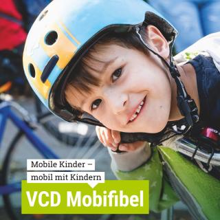 Auf der Titelseite der VCD Mobilitätsfibel sieht man einen Jungen im Grundschulalter mit Fahrrad und Helm.