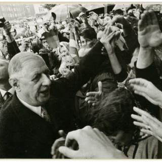 Der damalige französische Präsident de Gaulle bereiste 1962 die BR Deutschland und traf viele Bürgerinnen und Bürger des Landes.