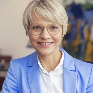 Portraitfoto von Dorothee Feller, Ministerin für Schule und Bildung des Landes Nordrhein-Westfalen