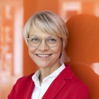 Portraitfoto von Dorothee Feller, Ministerin für Schule und Bildung des Landes Nordrhein-Westfalen
