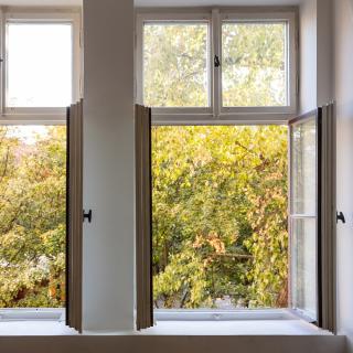 Offene Fenster nach Draußen