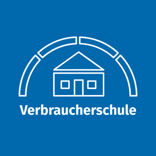 Das Logo der Verbraucherschule zeigt eine stilisierte weiße Schule mit dem Schriftzug Verbraucherschule