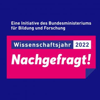 Das Logo des Wissenschaftsjahrs 2022 - Nachgefragt! ist eine Wort-Bild-Marke in den Farben Blau, Pink und Weiß.