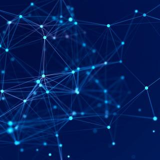 Auf einen dunkelblauen Hintergrund projiziertes stilisiertes digitales Netzwerk (weiße Kreise, die mit Linien miteinander verbunden sind).