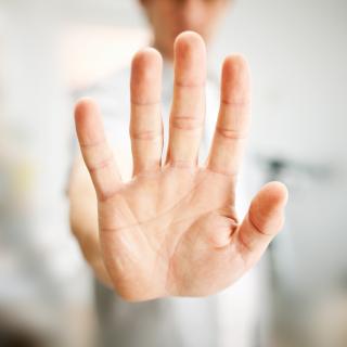 Ein Handfläche zeigt die Stop-Geste.