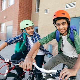 Zwei Jugendliche auf sportlichen Fahrrädern.