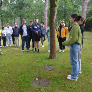 Eine Schülergruppe erkundet gemeinsam den Sennefriedhof in Zusammenarbeit mit dem Volksbund Deutsche Kriegsgräberfürsorge.