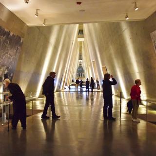 Besucherinnen und Besucher von Yad Vashem schauen sich die Ausstellung im Museum der Geschichte des Holocaustan.