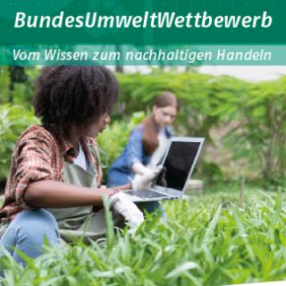 Das Banner zum BundesUmweltWettbewerb zeigt zwei Jugendliche mit Laptop auf einer Wiese.