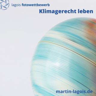 Das Motto des Lagois Fotowettbewerbs 2023 steht vor einer verschwommen dargestellten Erdkugel.