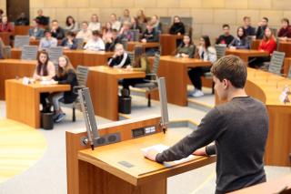 Jugendliche beim Aktionstag "Landtag macht Schule" im Plenarsaal des Landtags NRW.