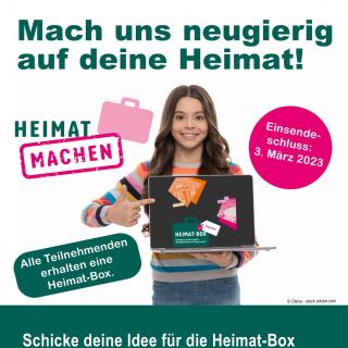 Das Plakat zur Beteiligung der Heimat-Box zeigt ein Mädchen mit einem Laptop, auf dessen Bildschirm man die Heimat-Box sieht.