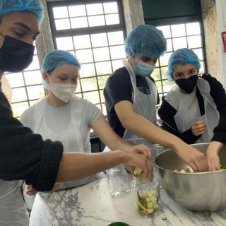 Internationale Jugendliche arbeiten gemeinsam in der Küche.