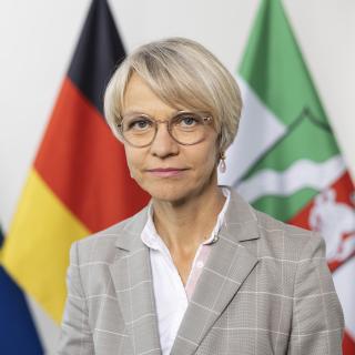 Portraitfoto von Dorothee Feller, Ministerin für Schule und Bildung des Landes Nordrhein-Westfalen