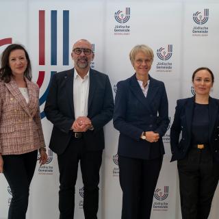 Daphna Schächter (Schulleiterin Yitzhak-Rabin-Grundschule), Bert Römgens (Verwaltungsdirektor Jüdische Gemeinde Düsseldorf), Ministerin Dorothee Feller, Julia Blüm (Vorstandsmitglied Jüdische Gemeinde Düsseldorf), Michael Anger (Schulleiter Albert-Einstein-Gymnasium Düsseldorf)