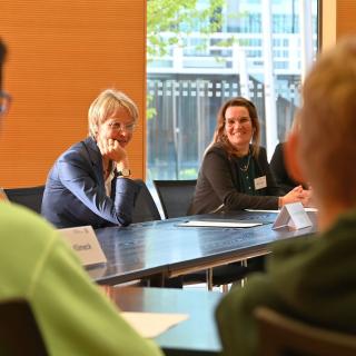 Girls' und Boys' Day im Schulministerium: Ministerin Feller unterhält sich mit Schülerinnen und Schülern.