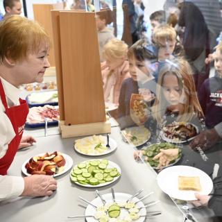 Eine ehrenamtliche Seniorin bereitet an der Bischof-von-Ketteler-Schule Essen das Frühstück für die Schülerinnen und Schüler zu.