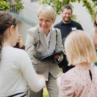 Ministerin Feller im Gespräch mit Schülerinnen und Schülern beim Besuch der Gemeinschaftsgrundschule Alzeyer Straße. 