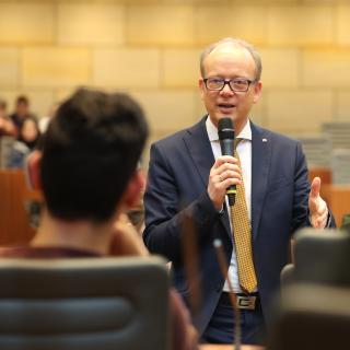 Der Präsident des Landtag, André Kuper, spricht zu Schülerinnen und Schülern.